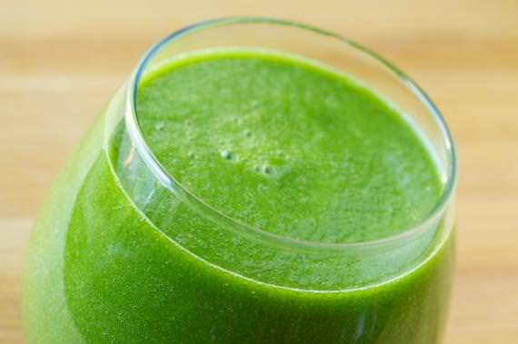 Com ingredientes detox como abacaxi, hortelã e chá verde esse suco é muito eficaz (Foto: Reprodução)